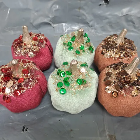SARA BY SARA DAVIES SET OF 6 VELVET DECORATIONS