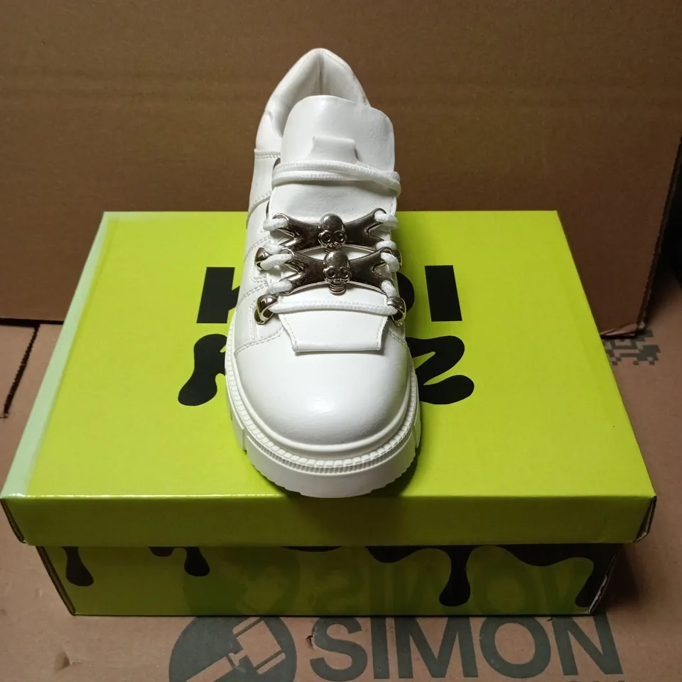 BOXED PAIR OF KOI KIDS LIL RIMO CORE WHITE TRAINERS - UK KIDS 13