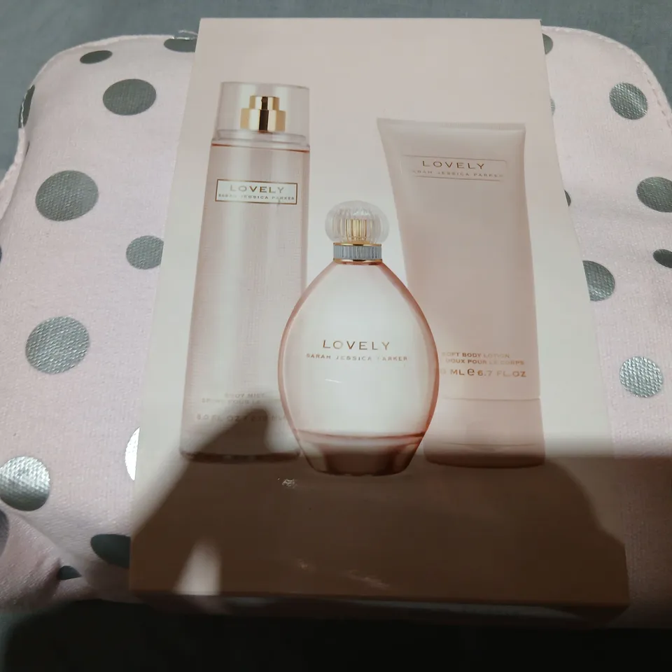 APPROXIMATELY 8 ASSORTED SARAH JESSICA PARKER FRAGRANCE GIFT SETS