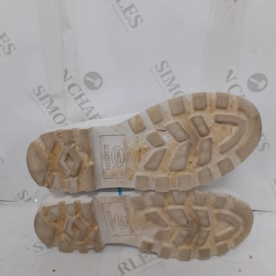 SKECHERS ROADIES LOVE ZONE GOLDCROWN TRAINER SIZE 5