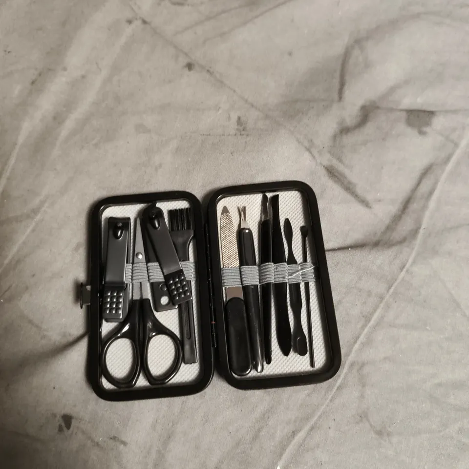 APPROXIMATELY 15 ASSORTED HEALTH & BEAUTY PRODUCTS INCLUDING CLEARBLUE OVULATION TEST AND MANICURE SET