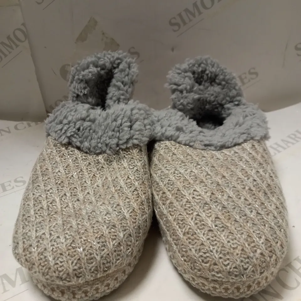 MUK LUKS MAGDALANA IVORY SNOWFLAKE SLIPPERS - SIZE 5