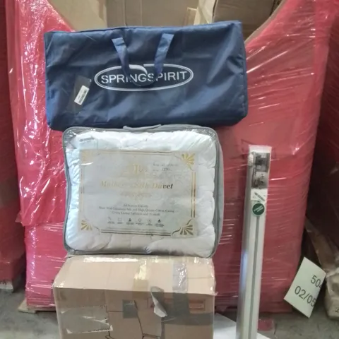 PALLET CONTAINING VARIOUS ASSORTED BOXED HOUSEHOLD ITEMS TO INCLUDE: OFFICE CHAIR, MATTRESS TOPPER, MULBERRY SILK DUVET AND LOTS MORE UNMARKED BOXED ITEMS