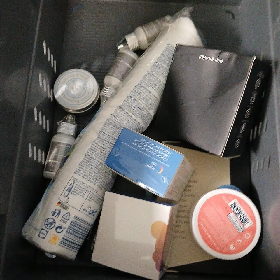 APPROXIMATELY 20 ASSORTED HEALTH & BEAUTY PRODUCTS TO INCLUDE PIXI BROW TAMER, BED HEAD HAIR SMOOTHING CREAM, NATURE SPELLGROWTH CONDITIONER, ETC