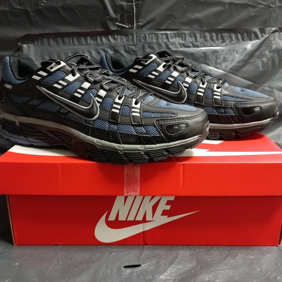 BOXED PAIR OF NIKE P-6000 TRAINERS IN BLACK/BLUE SIZE UK 10