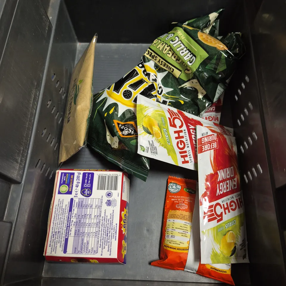 APPROXIMATELY 15 ASSORTED FOOD AND DRINK PRODUCTS TO INCLUDE - TERRYS ORANGE CHOCOLATE - GOODWINS MICROWAVE POPCORN - REMEDY KOMBUCHA - ETC