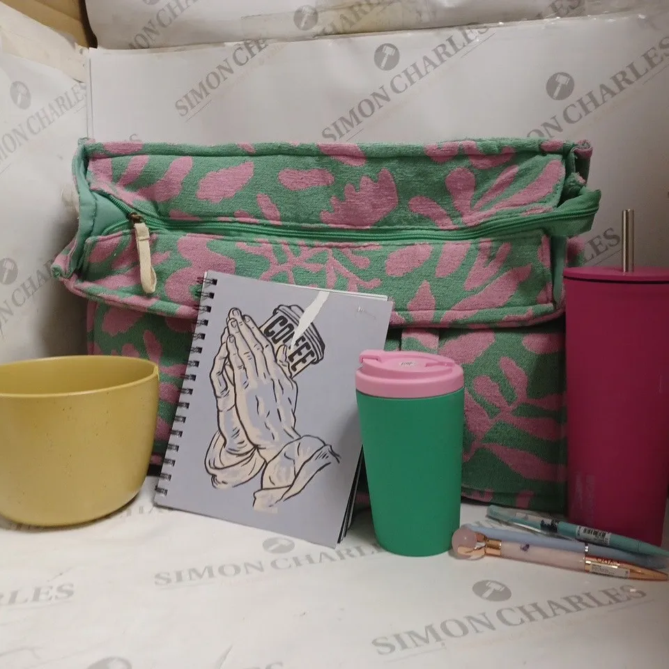 APPROXIMATELY 10 ASSORTED ITEMS TO INCLUDE TOTE BAG, POWERPUFF GIRLS SMOOTHIE CUP, PEN AND PAD, ETC