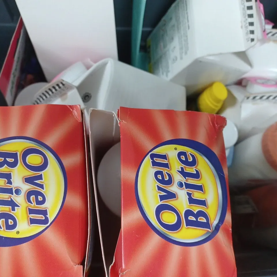 APPROXIMATELY 15 ASSORTED HOUSEHOLD ITEMS TO INCLUDE OVEN BRITE, WASHING UP LIQUID, ETC - COLLECTION ONLY