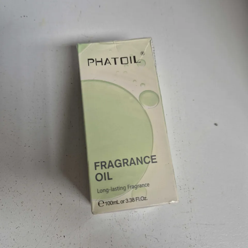 TOTE OF APPROXIMATELY 10 ASSORTED ITEMS TO INCLUDE: PHATOIL FRAGRANCE OIL