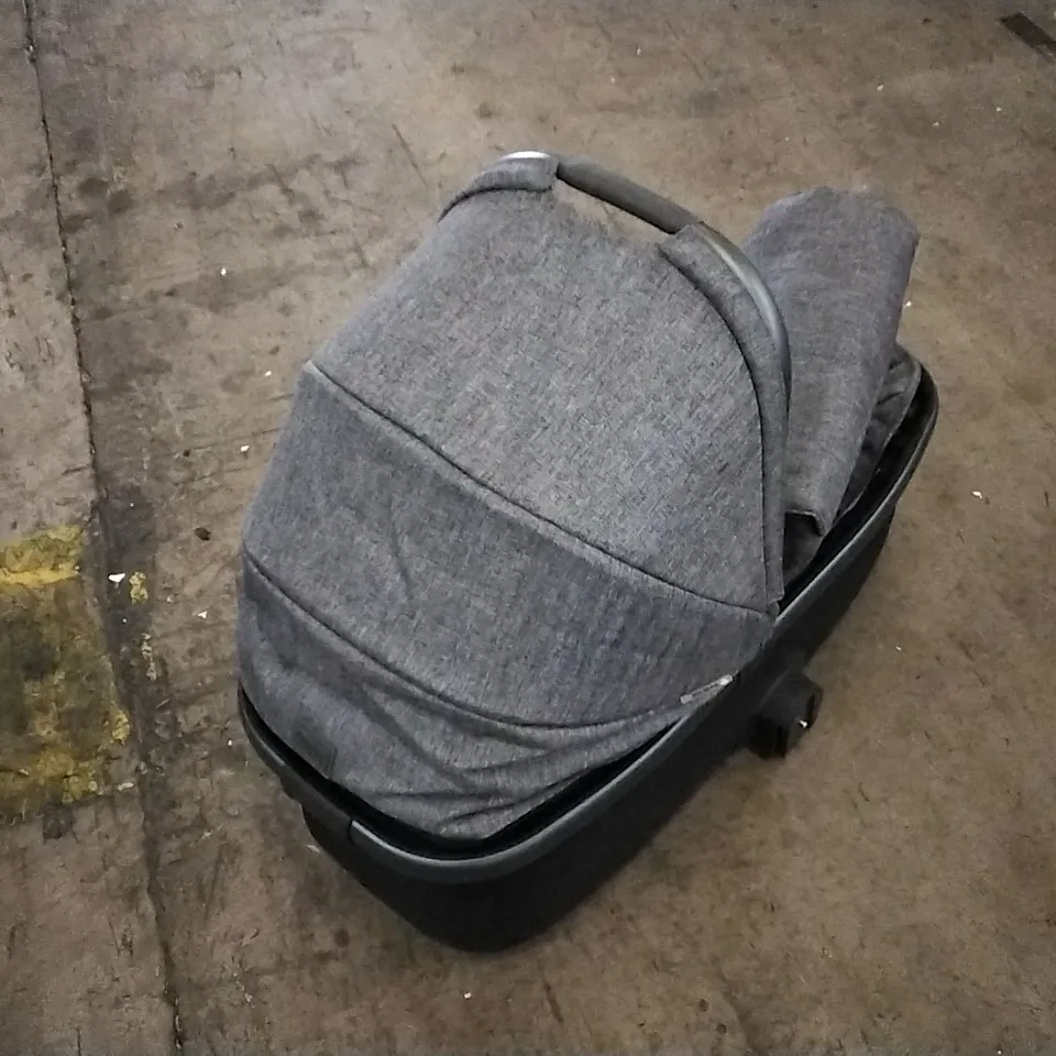 OYSTER 3 ZERO GRAVITY CARRYCOT IN GREY WITH CHANGING BAG