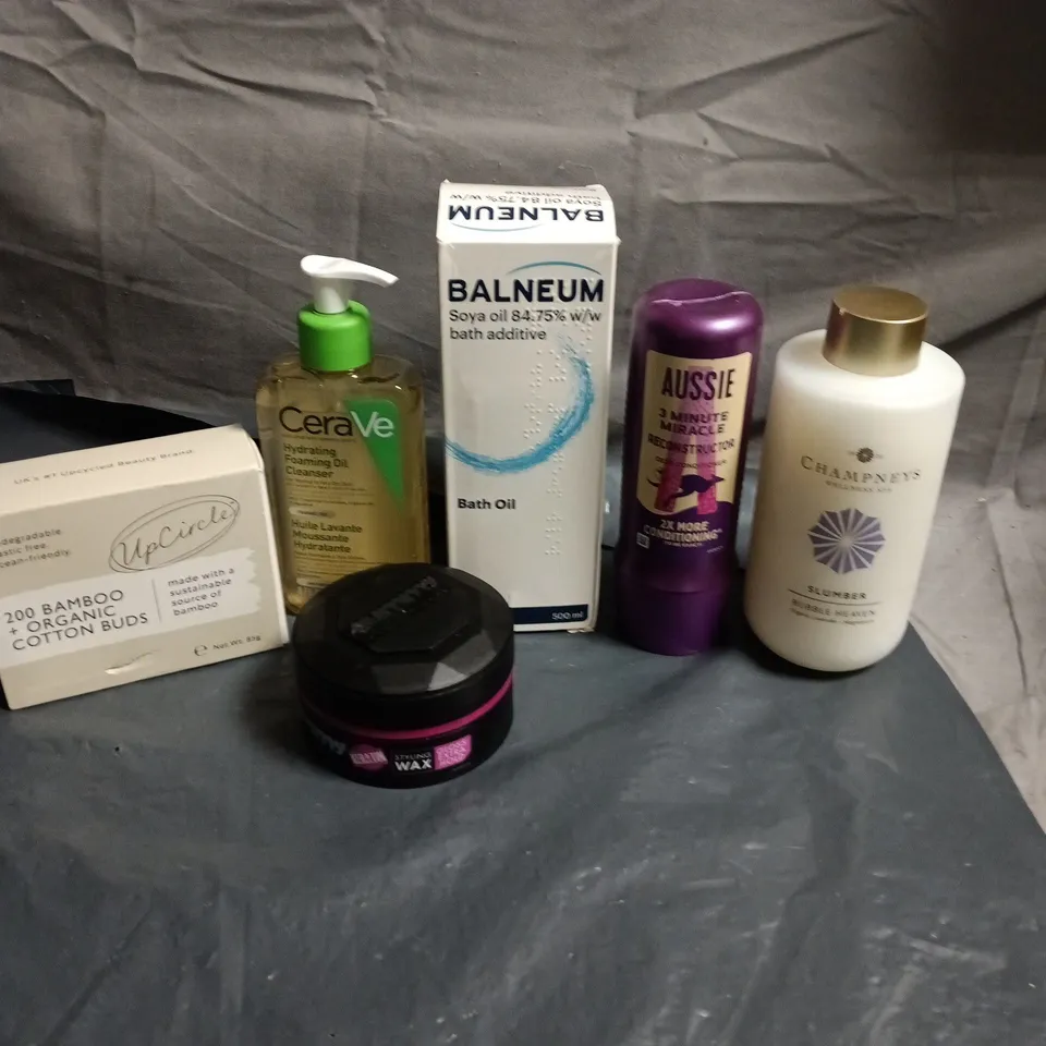 APPROXIMATEY 20 ASSORTED HEALTH AND BEAUTY PRODUCTS TO INCLUDE - BALNEUM BATH ADDITIVE - UPCIRCLE COTTON BUDS AND AUSSIE 3 MINUTE MIRACLE