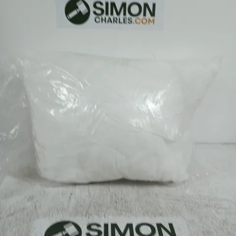 BAGGED PAIR OF CUSHION IN WHITE