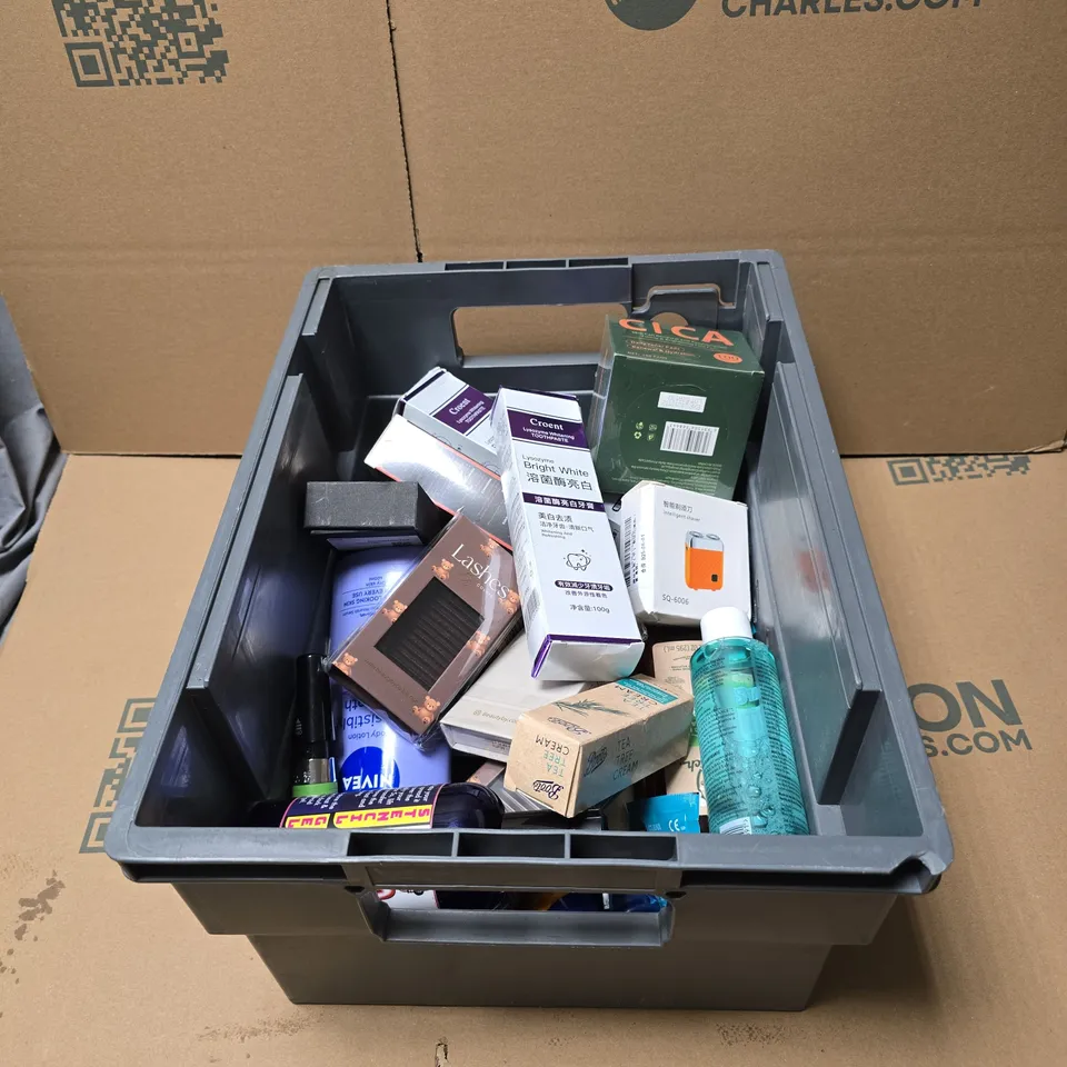 APPROXIMATELY 15 X ASSORTED COSMETIC ITEMS TO INCLUDE CICA TONER PADS, SOAP AND GLORY TONIC, INTELLIGENT SHAVER, LASHES BY COLBIE, BOOTS TEA TREE CREAM ETC