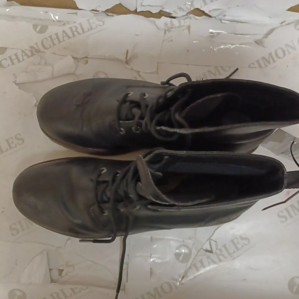 MENS SKECHERS CLASSIC FIT BLACK BOOTS, UK SIZE 11