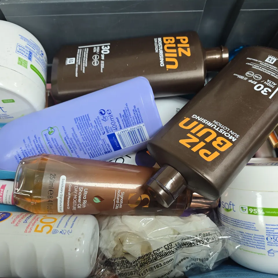 APPROXIMATELY 20 ASSORTED HEALTH & BEAUTY PRODUCTS TO INCLUDE SANCTUARY SPA ULTRA RICH SHOWER OIL, NIVEA BODY LOTION, HERBAL ESSENCES REPAIR MOROCCAN ARGAN OIL SHAMPOO, ETC - COLLECTION ONLY