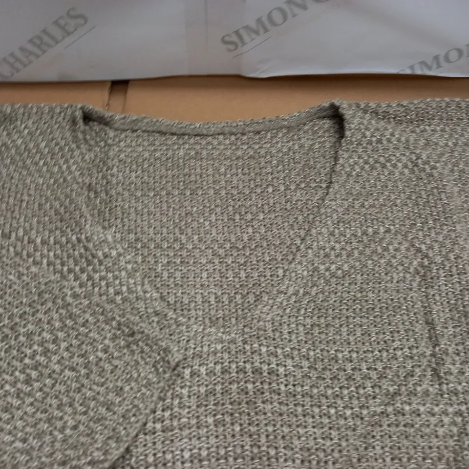 LOT OF APPROXIMATELY 28 V-NECK KNIT JUMPERS - SIZE UNSPECIFED