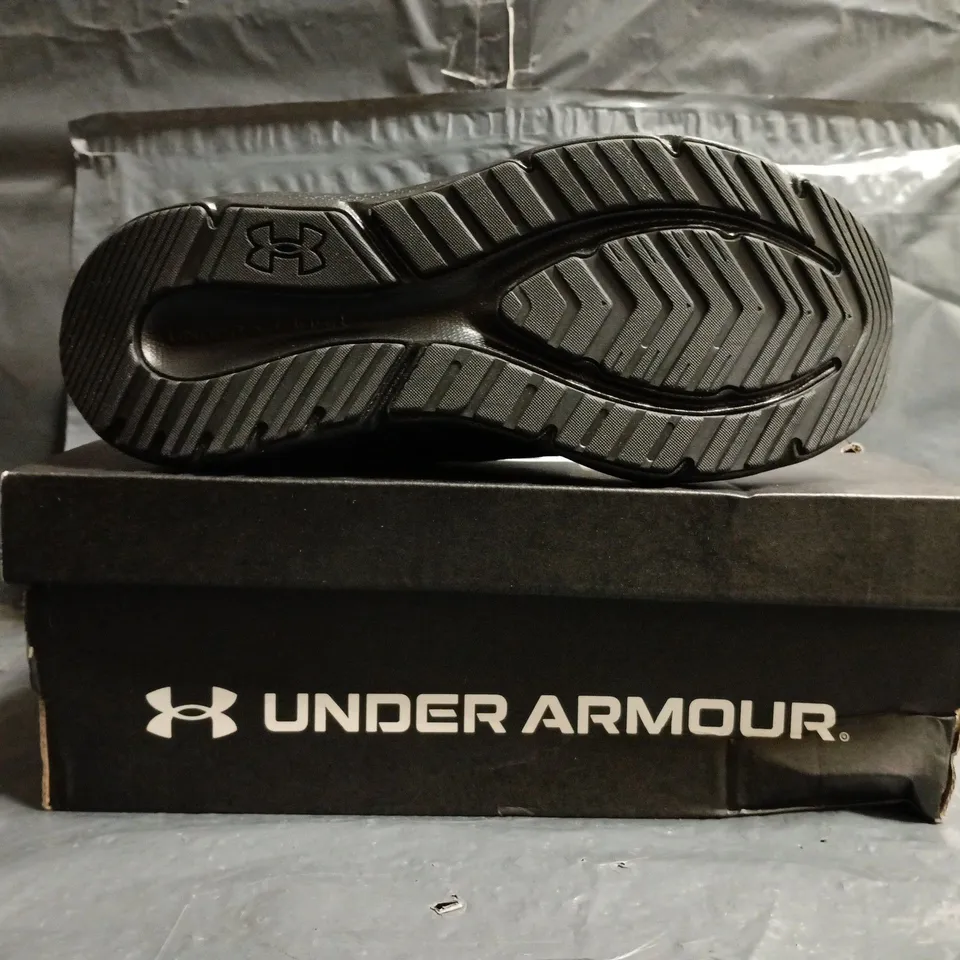 BOXED PAIR OF UNDER ARMOUR CHARGED PURSUIT 4 TRAINERS IN BLACK SIZE UK 6