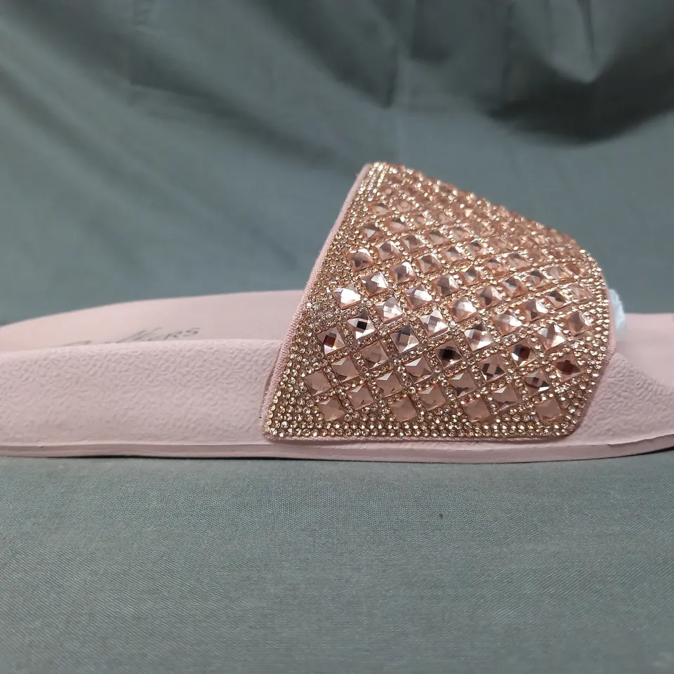BOXED PAIR OF SKECHERS SANDALS IN ROSE GOLD SIZE 6