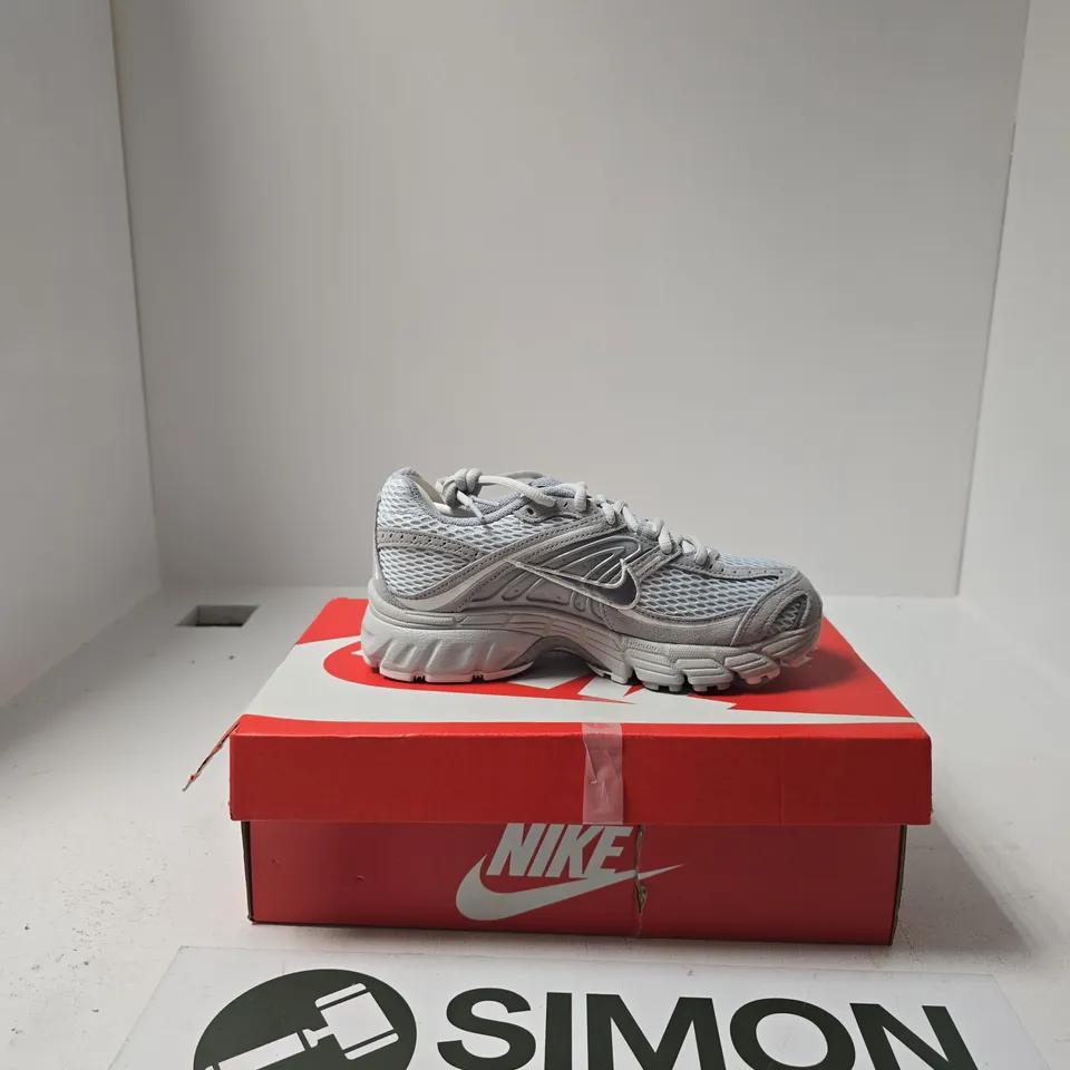 BOXED PAIR OF NIKE AIR MAX MOTO 2 K TRAINERS SIZE UK 4
