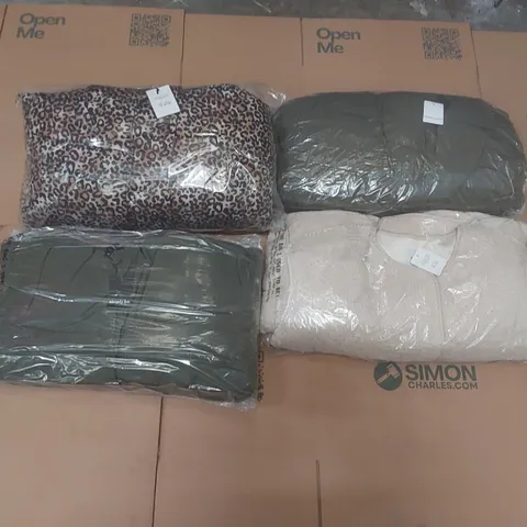 PALLET CONTAINING APPROXIMATELY 130x BRAND NEW ASSORTED DESIGNER CLOTHING ITEMS INCLUDING: SIMPLY BE AND JD WILLIAMS COATS ECT