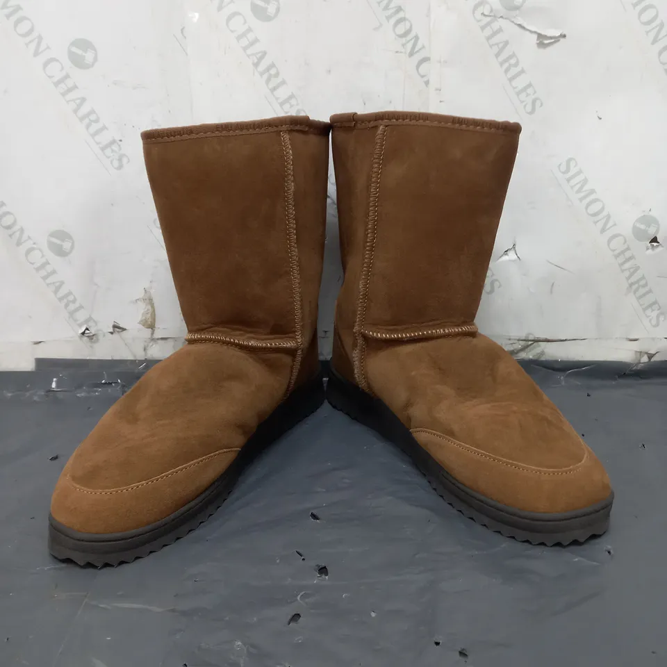 BOXED PAIR OF EMU AUSTRALIA ANKLE BOOTS IN CAMEL SIZE 7
