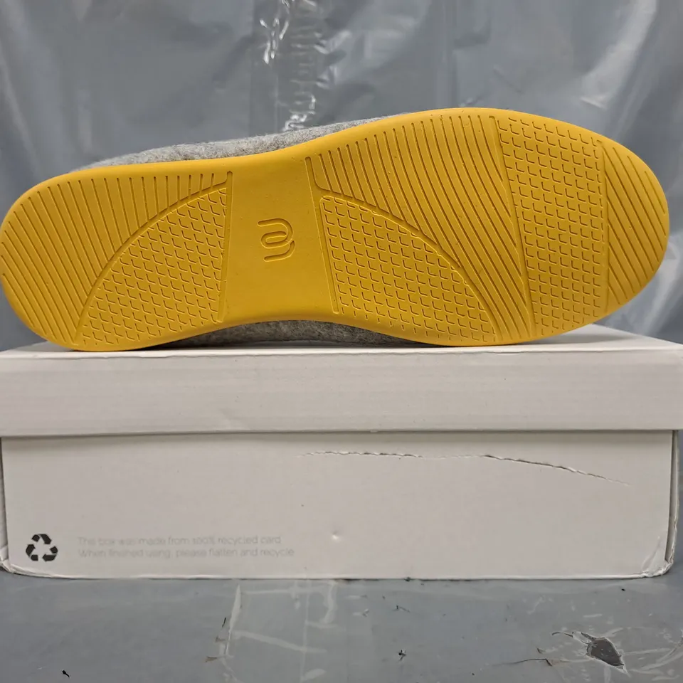 BOXED PAIR OF MAHABIS CLASSIC SHOES IN LIGHT GREY/YELLOW SIZE UK 7.5/8