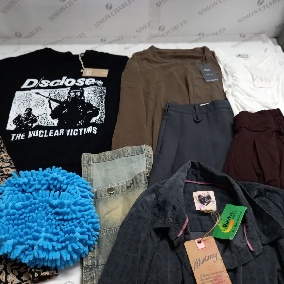 LARGE QUANTITY OF ASSORTED CLOTHING ITEMS TO INCLUDE H&M, ZARA AND MANTARAY