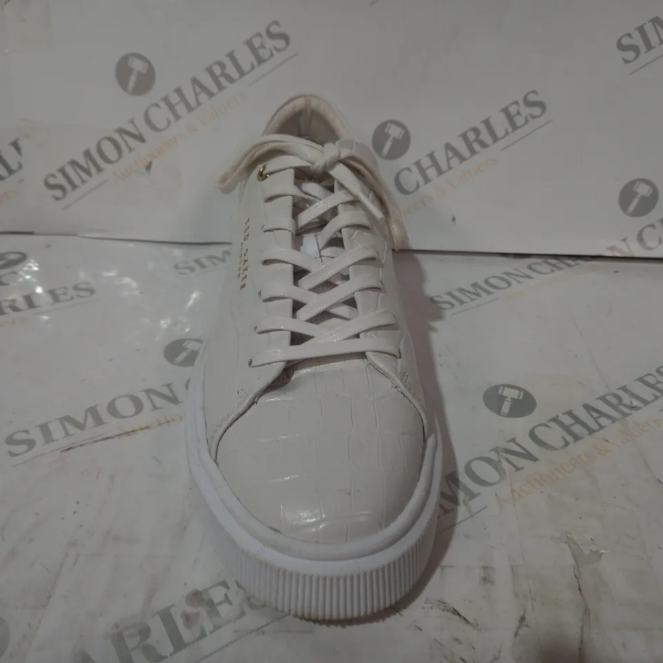 PAIR OF TED BAKER SHOES IN WHITE UK SIZE 7