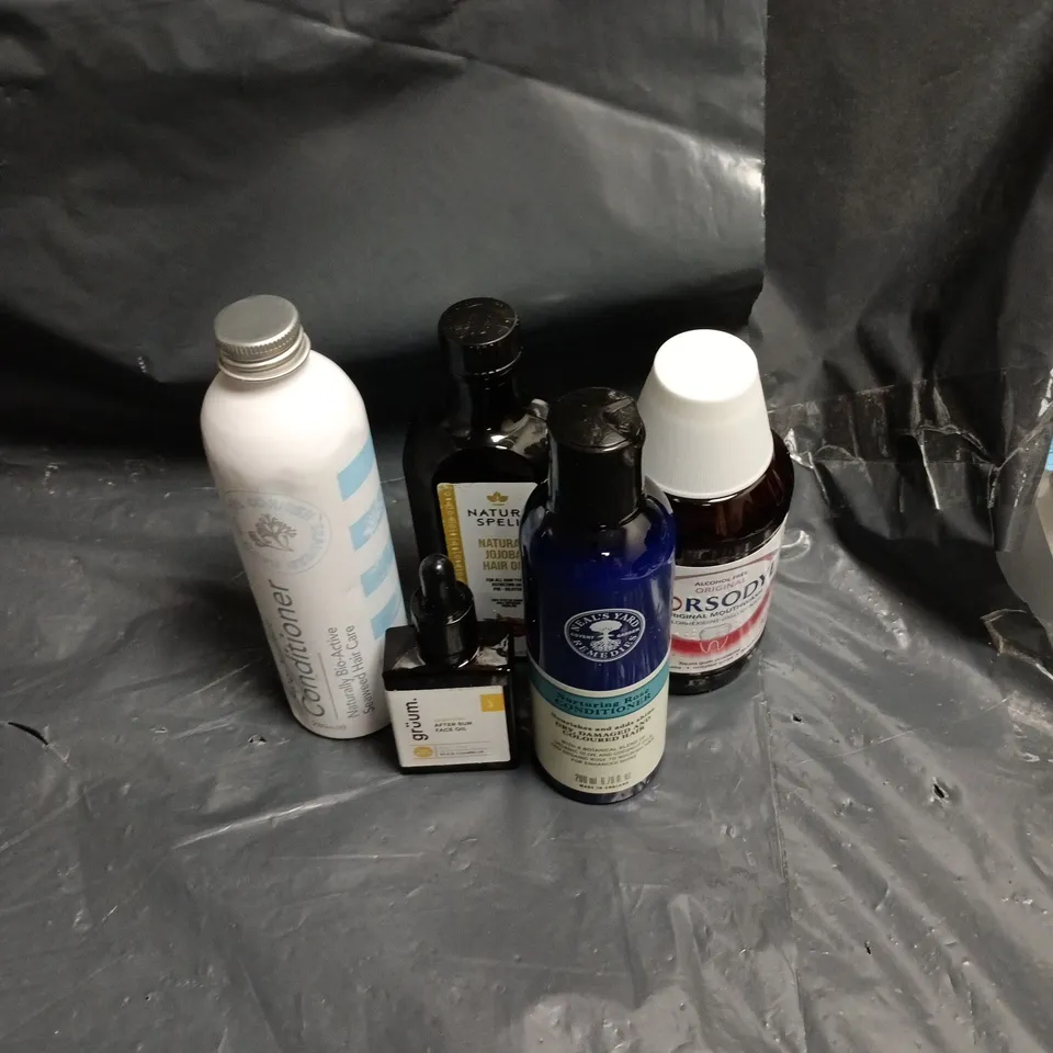 BOX OF APPROXIMATELY 25 ASSORTED COSMETIC ITEMS INCLUDING CORSODYL, NEALS YARD CONDITIONER, GRUM FACE OIL AND NATURE SPELL HAIR OIL