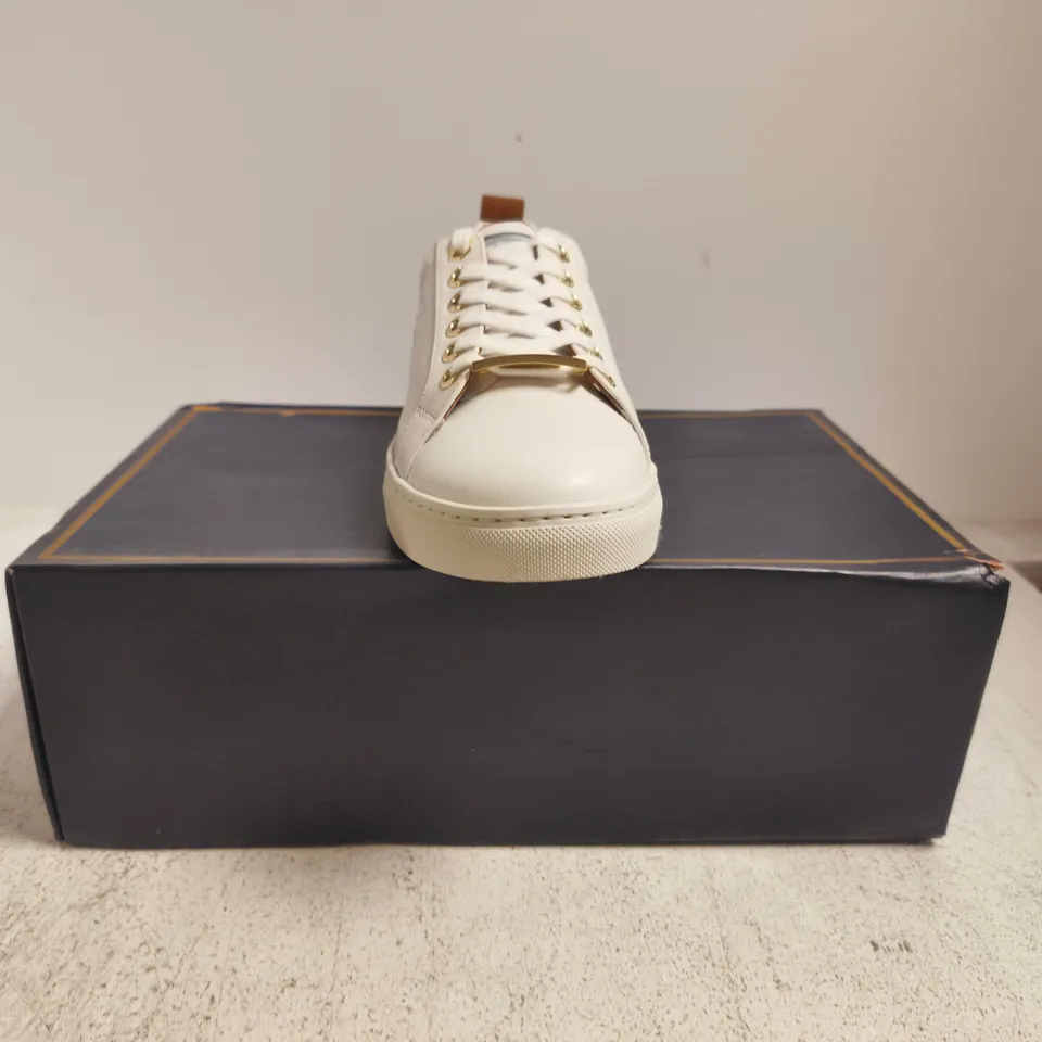 BOXED PAIR OF FAIRFAX & FAVOR WOMENS FINCHLEY TRAINERS IN WHITE LEATHER SIZE UK 5