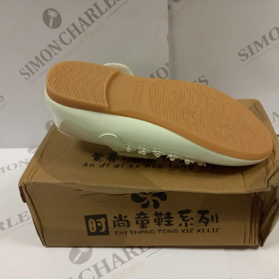 BOXED PAIR OF KIDS SHOES 