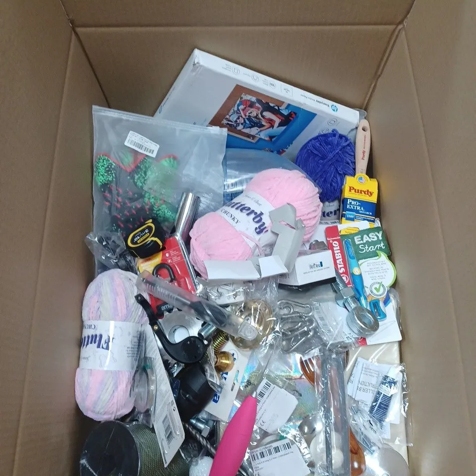 APPROXIMATELY 20 ASSORTED HOUSEHOLD ITEMS TO INCLUDE GARDEN SIEVE, DISHWASHER TABLETS AND A PAIR OF FLAMING LANTERNS