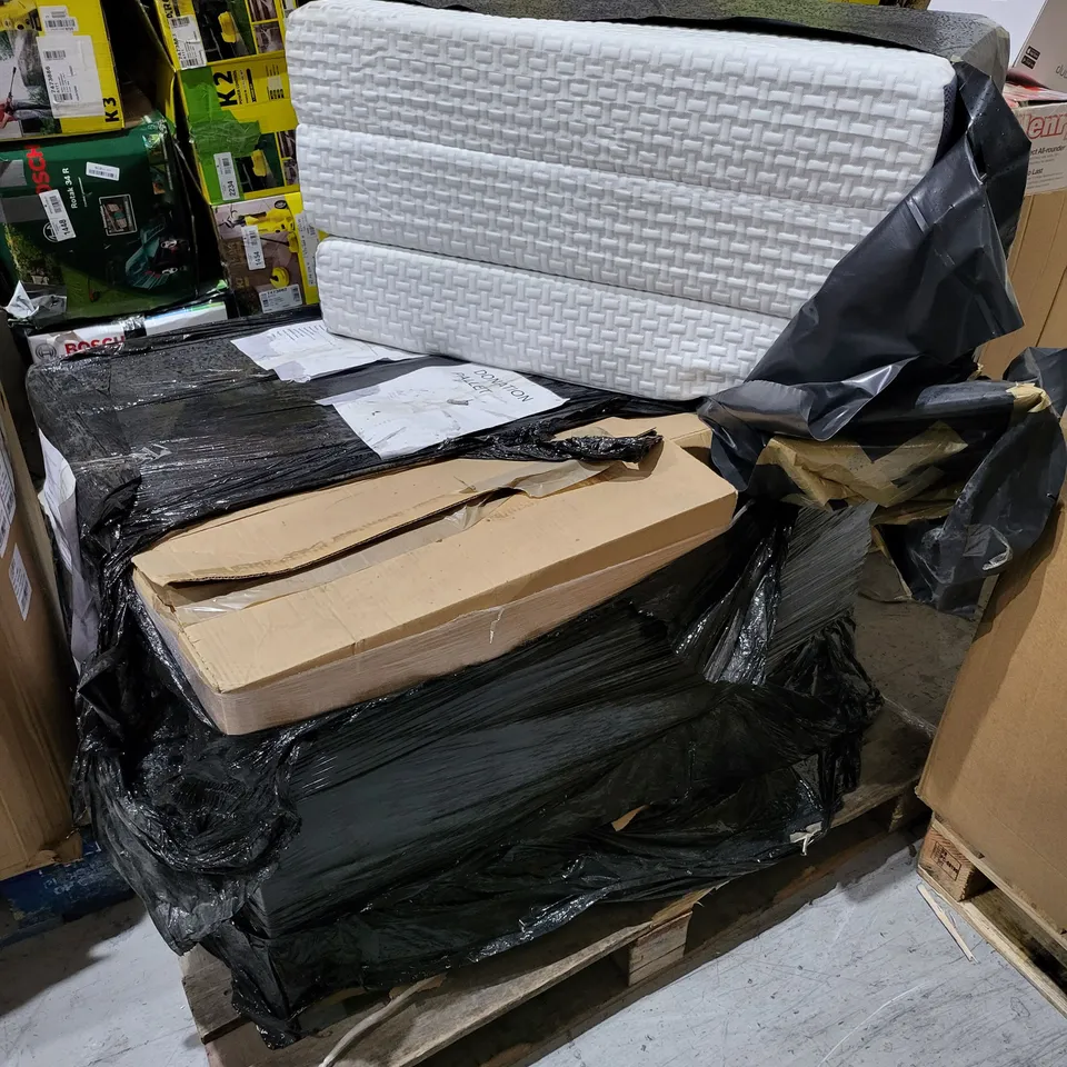 PALLET OF APPROXIMATELY 5 HOZELOCK FLOW MAX AUTO REEL 30M HOSE BOX WITH HOSE AND A FOLDING SMALL DOUBLE MATTRESS