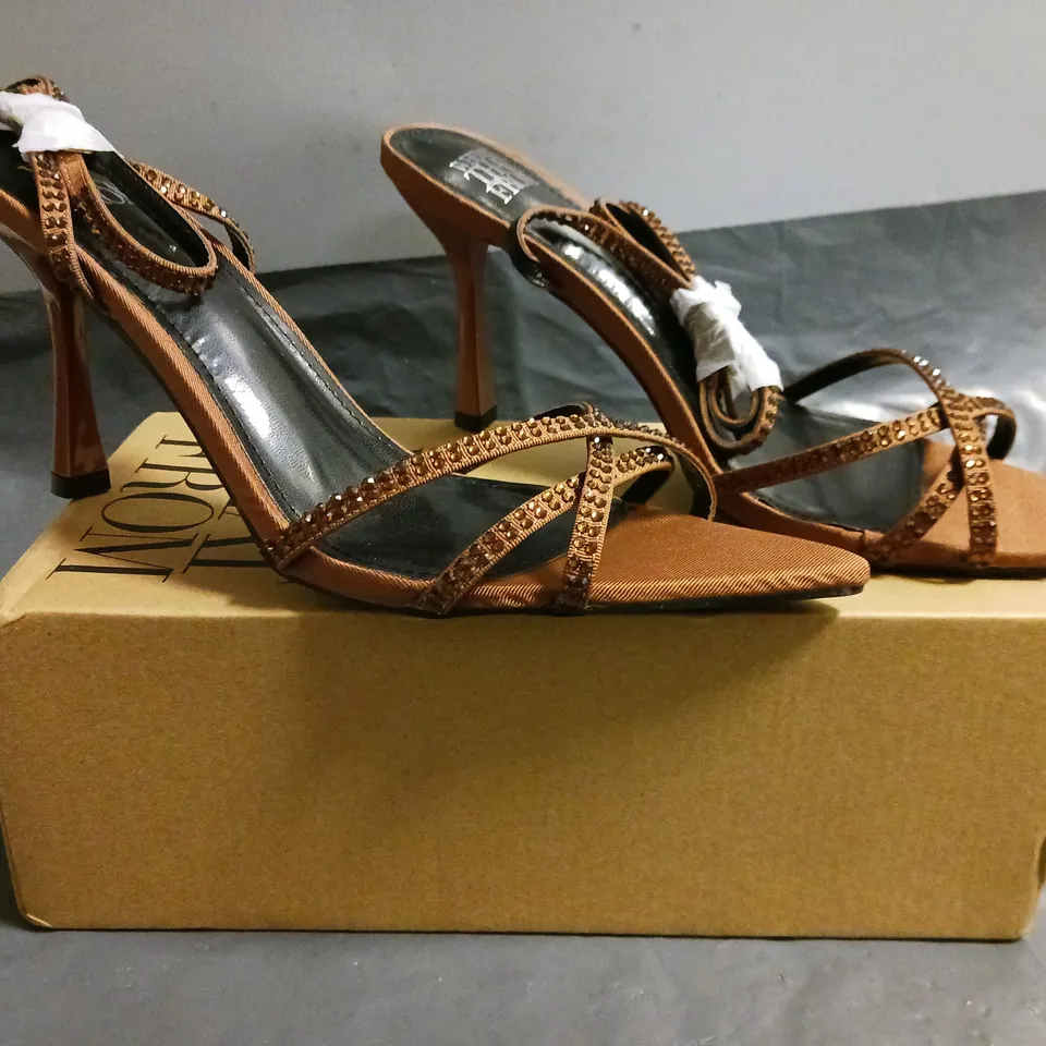 BOXED PAIR OF WHERE'S THAT FROM OPEN TOE HEELED SANDALS IN CHOCOLATE W. JEWEL EFFECT UK SIZE 8