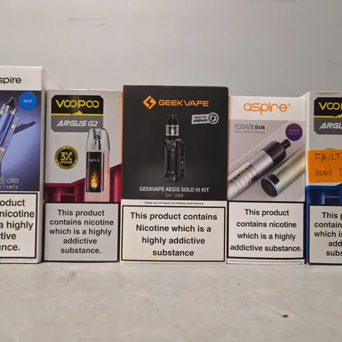 BOX OF APPROXIMATELY 15 ASSORTED E-CIGARETTES TO INCLUDE - VOOPOO , ASPIRE , GEEK VAPE 