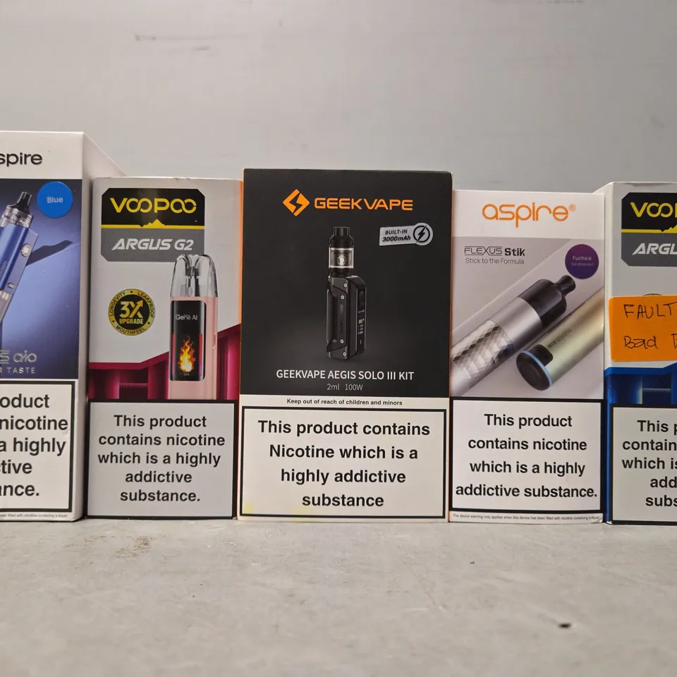 BOX OF APPROXIMATELY 15 ASSORTED E-CIGARETTES TO INCLUDE - VOOPOO , ASPIRE , GEEK VAPE 