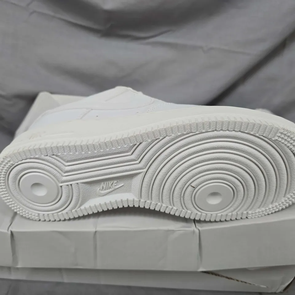 BOXED PAIR OF NIKE WOMENS AIR FORCE 1 07 IN WHITE - UK 4