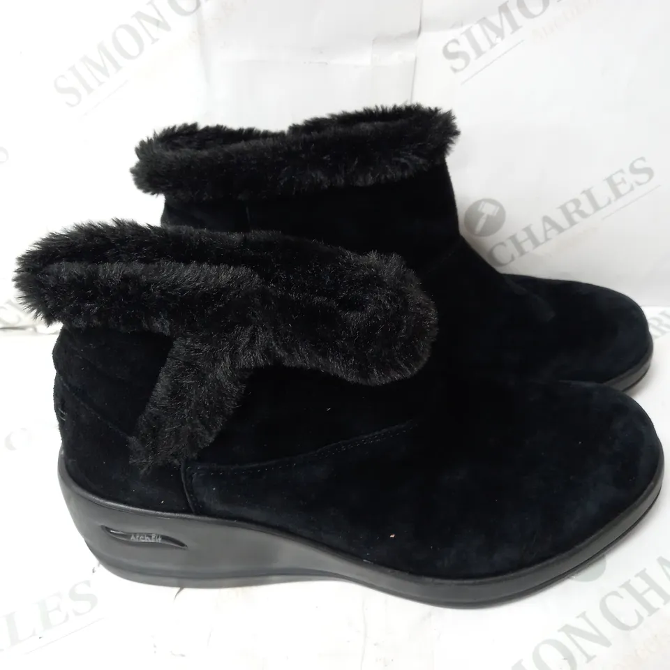 SKECHERS BLACK WEDGE BOOTS - SIZE 6