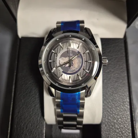 ERNEST FERDINAND STAINLESS STEEL WORLD MAP DIAL WATCH WITH METAL STRAP