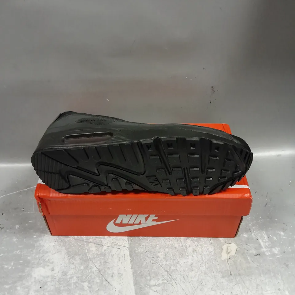 BOXED PAIR OF NIKE AIR MAX 90 TRAINERS IN BLACK SIZE UK 8