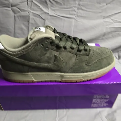BOXED PAIR OF NIKE SB DUNK LOW PRO TRAINERS - UK SIZE12