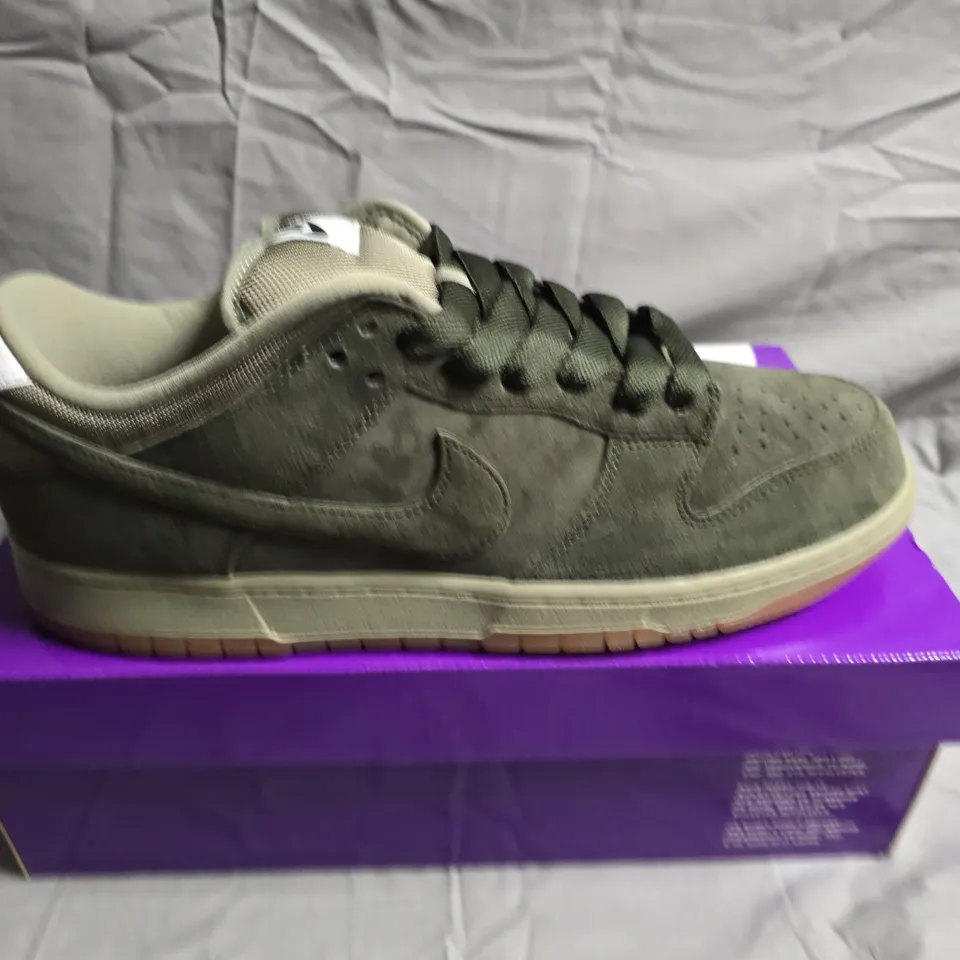 BOXED PAIR OF NIKE SB DUNK LOW PRO TRAINERS - UK SIZE12