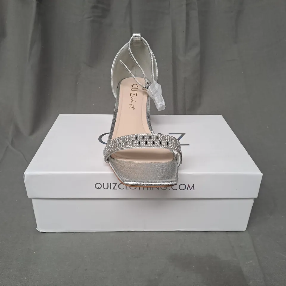 BOXED PAIR OF QUIZ OPEN-TOE BLOCK HEEL SANDALS IN METALLIC SILVER W. JEWEL EFFECT SIZE 5
