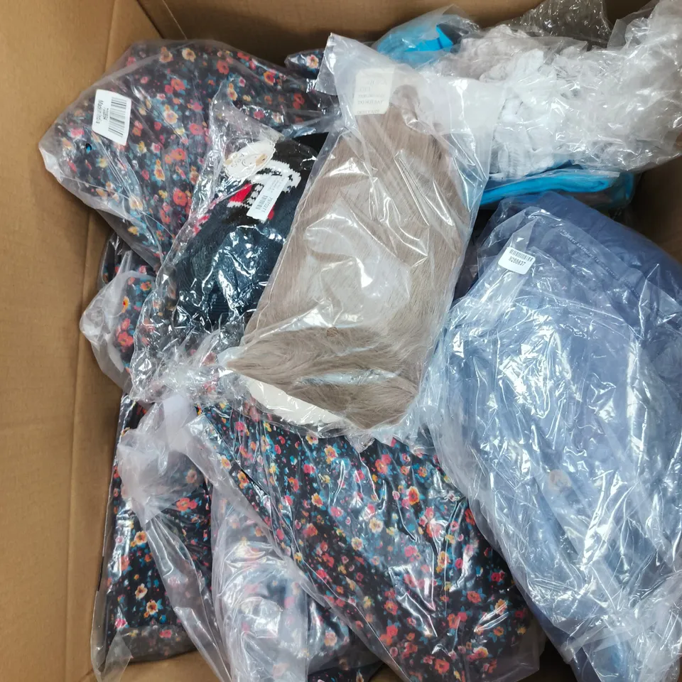 APPROXIMATELY 20 ASSORTED WOMENS CLOTHING ITEMS IN VARIOUS SIZES & STYLES 