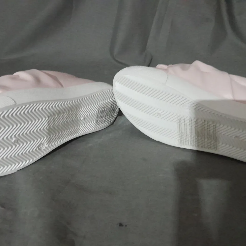 APPROXIMATELY 10 BAGGED PAIRS OF BOW SNEAKER BLUSH PINK SIZE 1