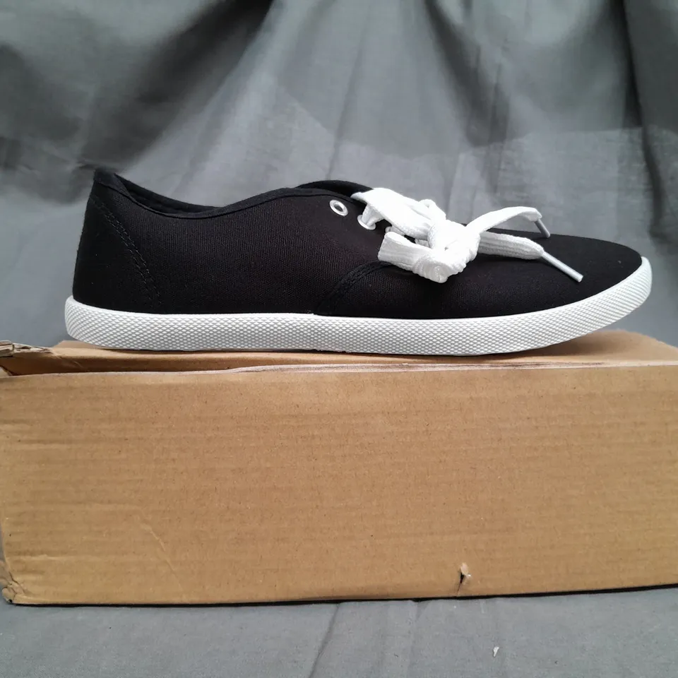 BOX OF APPROX 12 SPORT BLACK SHOES IN VARIOUS SIZES