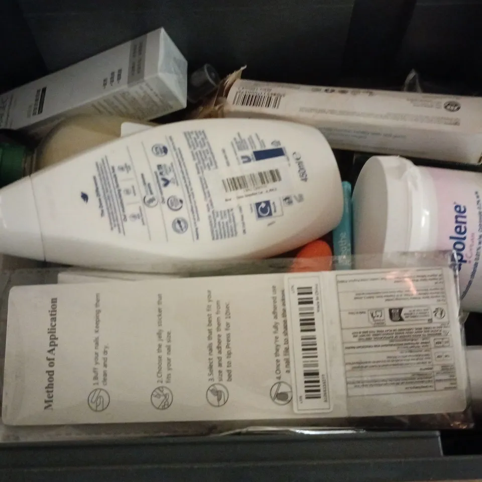 APPROXIMATELY 15 ASSORTED HEALTH & BEAUTY PRODUCTS TO INCLUDE PALMOLIVE HONEY MILK BATH, HANZ DE FUKO SCHEME CREAM, DRAPOLENE CREAM, ETC - COLLECTION ONLY