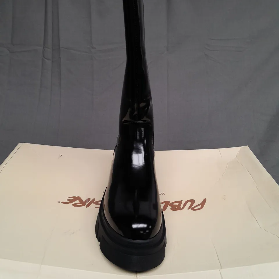 BOXED PAIR OF PUBLIC DESIRE KNEE HIGH ZIP UP BLACK BLOCK BOOT SIZE 6 