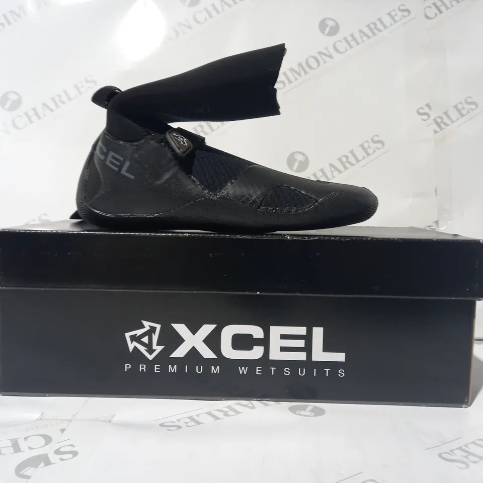 BOXED PAIR OF XCEL INFINITI ROUND TOE WETSUIT SHOES IN BLACK SIZE 8