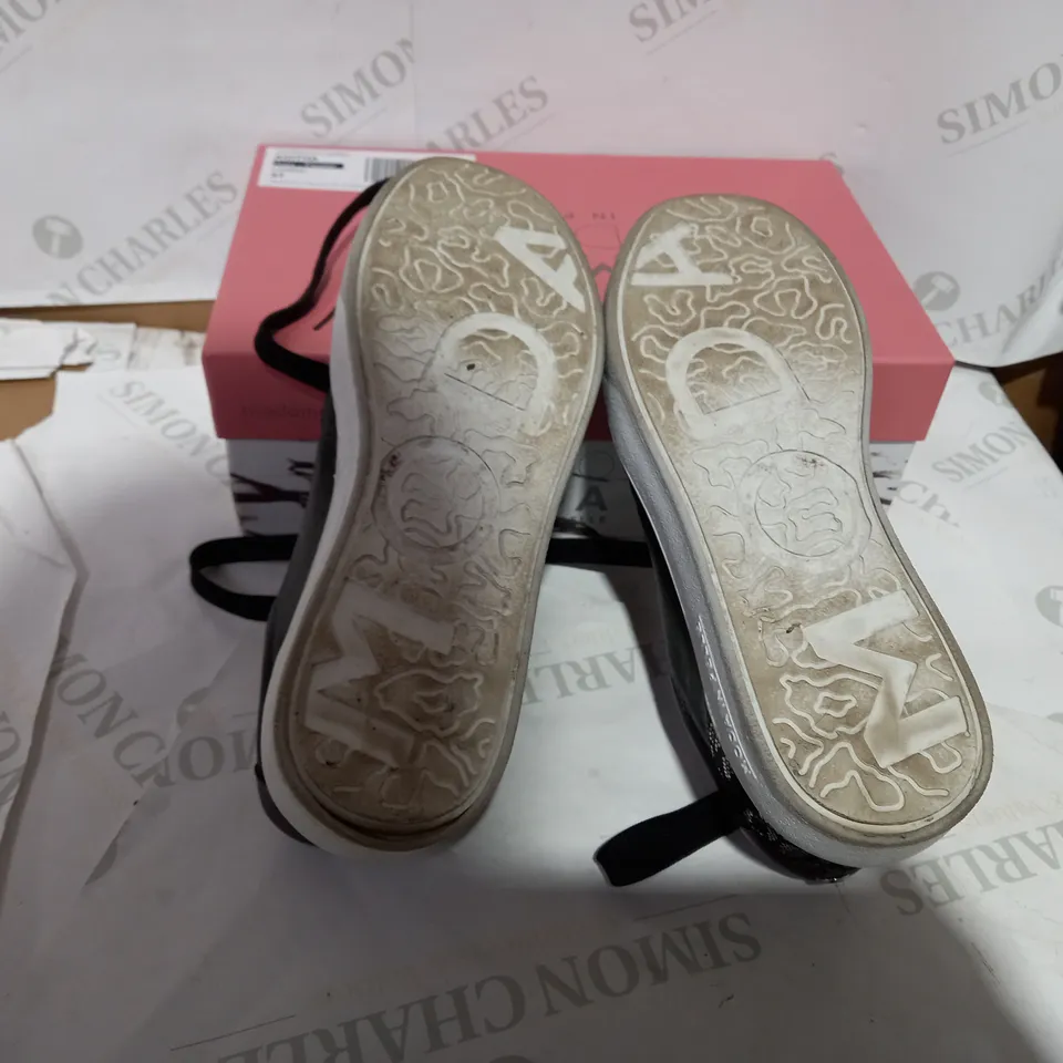 BOXED PAIR OF MODA PEWTER TRAINER - SIZE 5